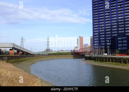 CITY ISLAND, LONDON - 20th. FEBRUAR 2021: London City Island Moderne Entwicklung am Bow Creek Kanal. Stockfoto