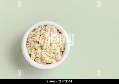 Eine Portion gekochte organische glutenfreie braune Reispasta Spiralen Stockfoto