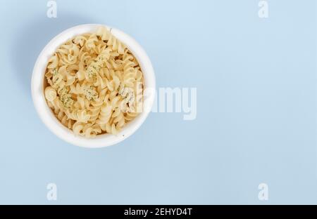 Ungekochte organische glutenfreie Reisspiralen Stockfoto