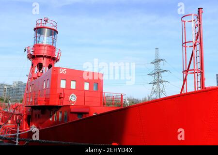 LONDON - 20th. FEBRUAR 2021: Rotes Lichterschiff LV95 am Trinity Buoy Wharf Stockfoto