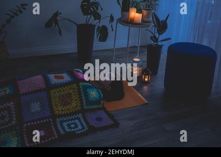 Frau, die in Shavasana liegt und sich nach der Yoga-Praxis ausruhte Stockfoto