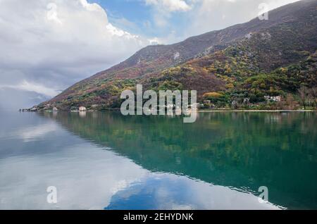 Reflexionen der Berge in der Bucht von Kotor mit Blick auf Kostanijica von Flavia Brilli Stockfoto