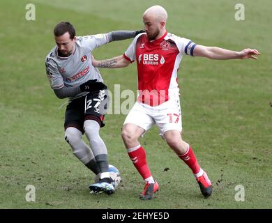 Charlton Athletic's Liam Millar (links) und Fleetwood Town's Paddy Madden kämpfen um den Ball während des Sky Bet League One Matches im Highbury Stadium, Fleetwood. Bilddatum: Samstag, 20. Februar 2021. Stockfoto