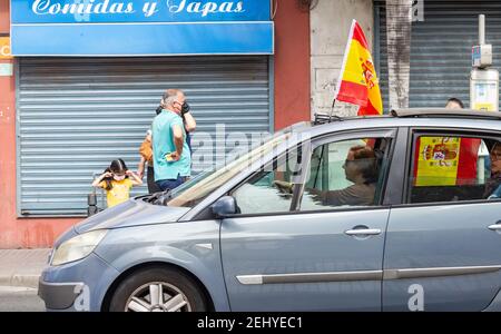 Las Palmas, Gran Canaria, Kanarische Inseln, Spanien. 20th. Februar 2021. Ein junges Mädchen legt ihre Finger in die Ohren, während ein Konvoi von Autos und Motorrädern ihre Hörner bläst, während sie durch Las Palmas Stadt fahren, um gegen illegale Einwanderung auf den Kanarischen Inseln zu protestieren (mehr als 20.000 Migranten kamen 2020 aus Afrika auf den Kanarischen Inseln an). Der Protest wurde von der rechtsextremen Partei Vox organisiert. Kredit: Alan Dawson/Alamy Live Nachrichten. Stockfoto