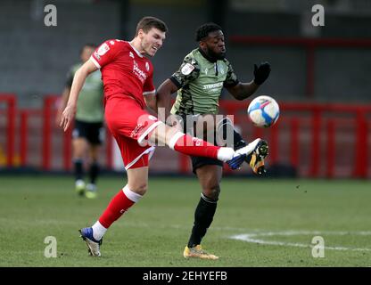 Die Jordan Tunnicliffe von Crawley Town (links) und Aramide Oteh von Colchester kämpfen im zweiten Spiel der Sky Bet League im People's Pension Stadium in Crawley um den Ball. Bilddatum: Samstag, 20. Februar 2021. Stockfoto