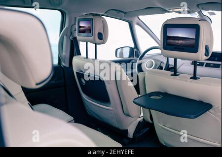 Ein modernes Interieur der Rücksitze eines Autos mit Installiert Monitore mit Fotos vom Meer Stockfoto