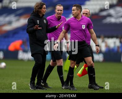 Schiedsrichter Stephen Martin spricht mit Brentford-Manager Thomas Frank (links) nach dem letzten Pfiff während des Sky Bet Championship-Spiels im St. Andrew's Trillion Trophy Stadium, Birmingham. Der Schiedsrichter und die Schiedsrichter tauschten für die zweite Hälfte von einem schwarzen zu einem violetten Hemd, das Ergebnis eines Farbkollidons mit Coventrys einmaliger dunklerer Ausrüstung. Bilddatum: Samstag, 20. Februar 2021. Stockfoto