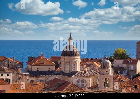 Ein Turm mit Blick auf die Stadt Dubrovnik, blaues Meer mit blauem Himmel und weißen Wolken Stockfoto