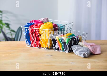 Platzsparender Stauraum ist eine Lösung für kleine Wohnungen Stockfoto