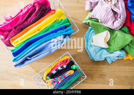 Ordentlich und organisiert Kleidung mit der konmari-Methode Stockfoto