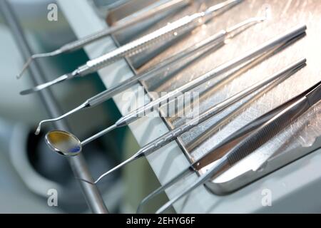 Detail der Zahnärzte Werkzeuge auf einem Metalltablett Stockfoto