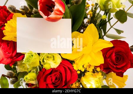 Blumenstrauß Mit Notizkarte Stockfoto