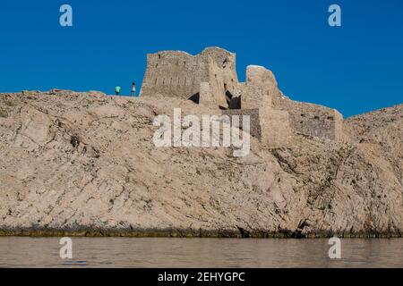 Alte Steinfestung Fortica auf EINEM felsigen Kliff der Insel Pag Stockfoto