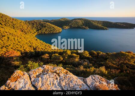 Panorama der Insel Mljets Big Cove mit grünen Wäldern, Blue Sea und White Skies Stockfoto