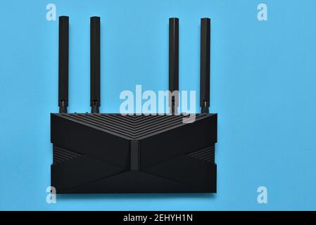 Moderner wi-Fi 6 Router auf blauem Hintergrund Stockfoto