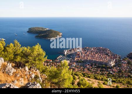 Die mediterrane Stadt Dubrovnik und seine Insel mit Big Blaues Meer und weißer Himmel Stockfoto