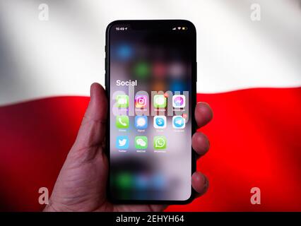 Social Media-Anwendungen sind auf einem iphone mit der polnischen Flagge im Hintergrund in dieser Abbildung am 20. Februar 20 in Warschau, Polen, zu sehen Stockfoto