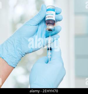 Füll Spritze mit Impfstoff aus Fläschchen, Nahaufnahme. Stockfoto