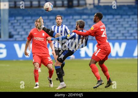 Callum Paterson #5 von Sheffield Mittwoch dreht Ball über Rekeem Harper #24 von Birmingham City in Sheffield, Großbritannien am 2/13/2021. (Foto von Dean Williams/News Images/Sipa USA) Stockfoto