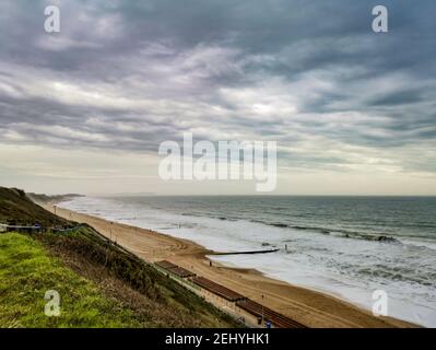 Bournemouth, Großbritannien. Februar 2021, 20th. Bournemouth, Großbritannien. Samstag, 20. Februar 2021. Ein paar Leute sind immer noch am Strand, trotz des bewölkten und windigen Wetters am Bournemouth Beach. Kredit: Thomas Faull/Alamy Live Nachrichten Stockfoto