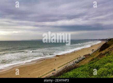 Bournemouth, Großbritannien. Februar 2021, 20th. Bournemouth, Großbritannien. Samstag, 20. Februar 2021. Ein paar Leute sind immer noch am Strand, trotz des bewölkten und windigen Wetters am Bournemouth Beach. Kredit: Thomas Faull/Alamy Live Nachrichten Stockfoto