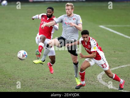 Charlton Athletic's Jayden Stockley (Mitte) kämpft um den Ball mit Janoi Donacien von Fleetwood Town (links) und James Hill während des Sky Bet League One-Spiels im Highbury Stadium, Fleetwood. Bilddatum: Samstag, 20. Februar 2021. Stockfoto