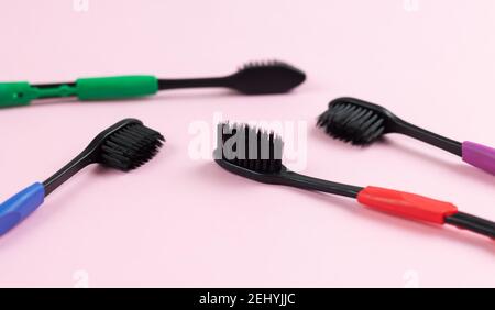 Schwarze Kunststoff-Zahnbürsten Nahaufnahme. Mundgesundheit Konzept Stockfoto