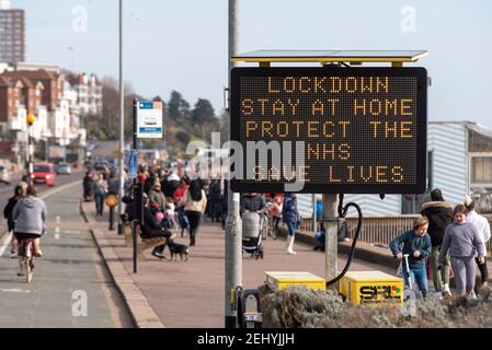 Southend on Sea, Essex, Großbritannien. Februar 2021, 20th. Das warme und sonnige Wetter hat die Menschen trotz der COVID 19 Coronavirus-Sperrwarnungen an die Küste von Southend on Sea gebracht Stockfoto