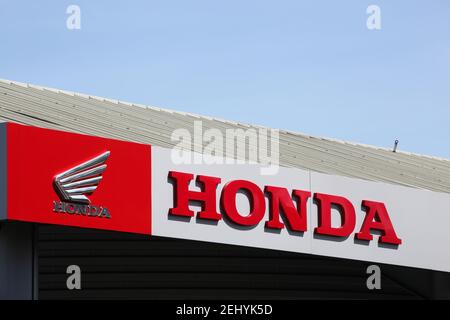 Villefranche, Frankreich - 24. Mai 2020: Honda Logo auf einem Gebäude. Honda ist ein japanischer öffentlicher multinationaler Konzern Stockfoto