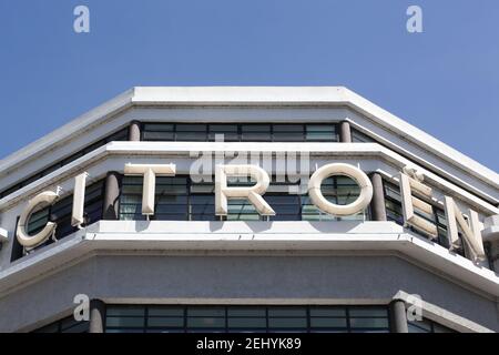 Lyon, Frankreich - 21. Mai 2020: Citroen-Schild an einer Fassade. Citroen ist ein großer französischer Automobilhersteller, der seit 1976 zur Peugeot Citroen Gruppe gehört Stockfoto