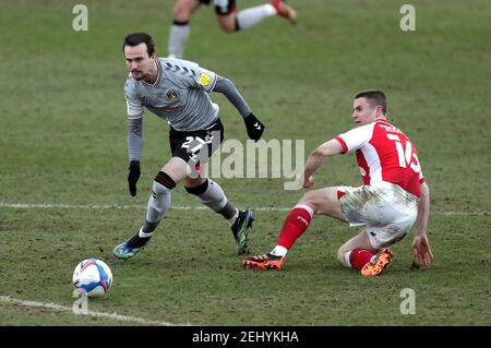 Charlton Athletic's Liam Millar (links) wird während des Sky Bet League One Matches im Highbury Stadium, Fleetwood, an Fleetwood Town's Callum Connolly vorbeigefahren. Bilddatum: Samstag, 20. Februar 2021. Stockfoto