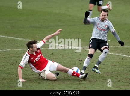 Callum Connolly (links) von Fleetwood Town und Liam Millar von Charlton Athletic kämpfen während des Sky Bet League One-Spiels im Highbury Stadium in Fleetwood um den Ball. Bilddatum: Samstag, 20. Februar 2021. Stockfoto