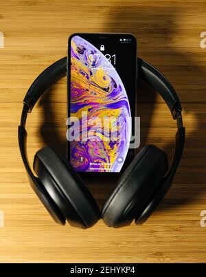 Paris, Frankreich- 2. Okt 2018: Neueste Apple Computers Smartphone Handy iPhone 11 12 13 Pro Max in der Mitte der Beats Studio3 Wireless Over-Ear Kopfhörer Stockfoto