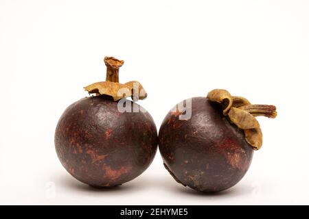 Frische Mangostanfrüchte auf weißem Hintergrund, die ihr einzigartiges Aussehen und ihre natürlichen Farben hervorheben Stockfoto