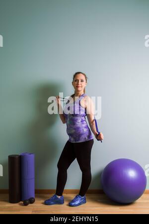 Frauenstand mit Quipment für Fitness und myofasziale Freisetzung Stockfoto