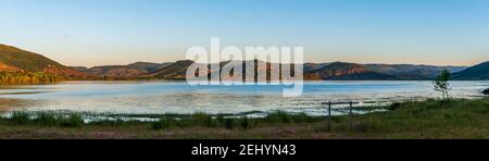 Luftpanorama des Lac du Salagou am frühen Morgen im Sommer in Hérault in Okzitanien, Frankreich Stockfoto