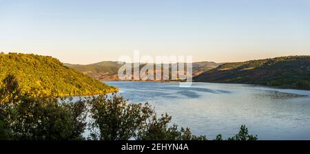 Luftpanorama des Lac du Salagou am frühen Morgen im Sommer in Hérault in Okzitanien, Frankreich Stockfoto