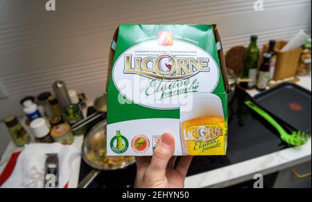 Paris, Frankreich - 13. Feb 2021: POV männliche Hand Paket mit Licorne Elsass Panache leichtes Getränk auf der Basis von Bier Stockfoto