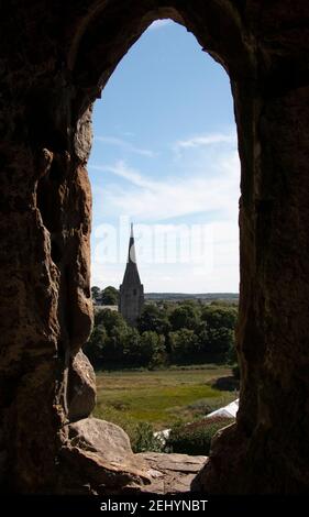 Walisische Landschaft einschließlich Kirche durch ein Steinfenster Stockfoto