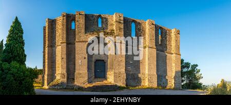 Ansicht der Abtei Saint Félix de Monceau in Gigean in Hérault in Okzitanien, Frankreich Stockfoto