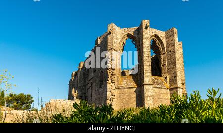 Ansicht der Abtei Saint Félix de Monceau in Gigean in Hérault in Okzitanien, Frankreich Stockfoto