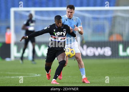 Rom, Italien. Februar 2021, 20th. Rom, Italien, Stadio Olimpico, 20. Februar 2021, Balde Keita (R) von Sampdoria im Einsatz gegen Gabarron Gil (L) von Latium während SS Lazio gegen UC Sampdoria - Italienische Fußball Serie A Spiel Kredit: Claudio Pasquazi/LPS/ZUMA Wire/Alamy Live News Stockfoto