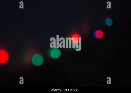 Farbige Bokeh-Lichter Auf Schwarzem Hintergrund.Unschärfe-Bild Der Beleuchteten Lichter.Boke. Stockfoto
