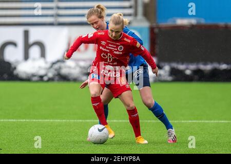 Eskilstuna, Schweden. Februar 2021, 20th. Nathalie Hoff Persson (#5 Orebro) und Emma Ostlund (#4 Eskilstuna) in einem Kampf um den Ball während der Vorsaison Spiel zwischen Eskilstuna und Orebro in Tunavallen in Eskilstuna, Schweden Kredit: SPP Sport Pressefoto. /Alamy Live Nachrichten Stockfoto