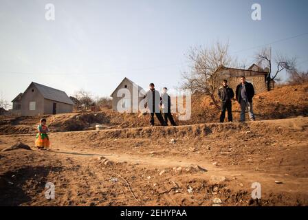 SEREDNIE, UKRAINE - 09. MÄRZ 2011: Hohe Arbeitslosigkeit unter Roma-Männern Stockfoto