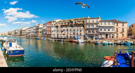 Der Kanal Rhône in Sète und seine Boote am Kai, und der Mont Saint Clair im Hintergrund in Sète, im Departement Hérault in Okzitanien, Frankreich Stockfoto