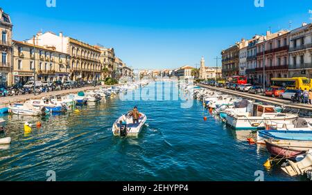 Verkehr auf dem königlichen Kanal an einem sonnigen Tag, in Sète in Hérault, in Okzitanien, Frankreich Stockfoto