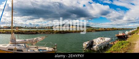 Der Kanal Rhône in Sète und seine Boote am Kai, und der Mont Saint Clair im Hintergrund in Sète, im Departement Hérault in Okzitanien, Frankreich Stockfoto