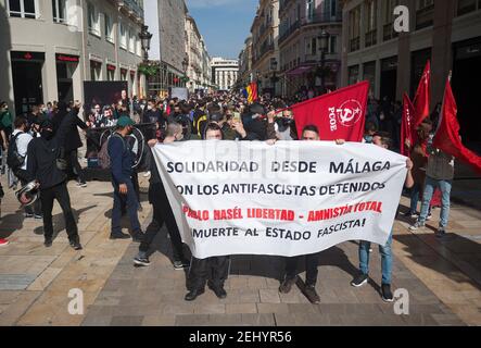 Malaga, Spanien. Februar 2021, 20th. Eine Gruppe von Protestierenden marschiert während der Demonstration entlang der Marques de Larios Straße. Der Rapper Pablo Hasel wurde wegen der Verherrlichung des Terrorismus und der Beleidigung der spanischen Krone und der staatlichen Institutionen durch seine Lieder und Tweets verurteilt. Nach seiner Inhaftierung in den letzten Tagen sind in mehreren Städten heftige Unruhen ausgebrochen, als Reaktion auf die Meinungsfreiheit. Kredit: SOPA Images Limited/Alamy Live Nachrichten Stockfoto