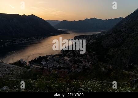 Erkunden Sie das idyllische Kotor in Montenegro an einem sonnigen Tag. Stockfoto